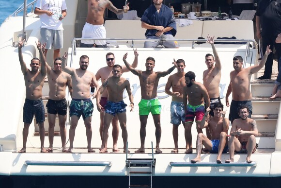 Neymar Jr en vacances avec des amis sur un yacht à Saint-Tropez, le 7 août 2017.