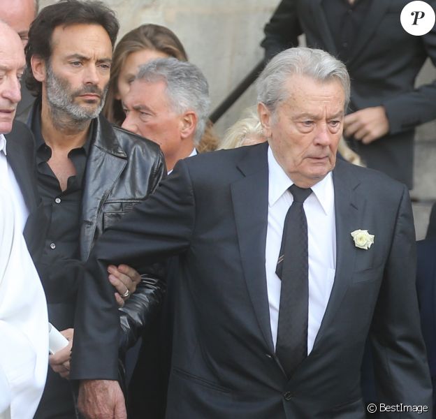 Pascal Desprez, Alain Delon, Anthony Delon - Sorties des obsèques de Mireille Darc en l'église Saint-Sulpice à Paris. Le 1er septembre 2017