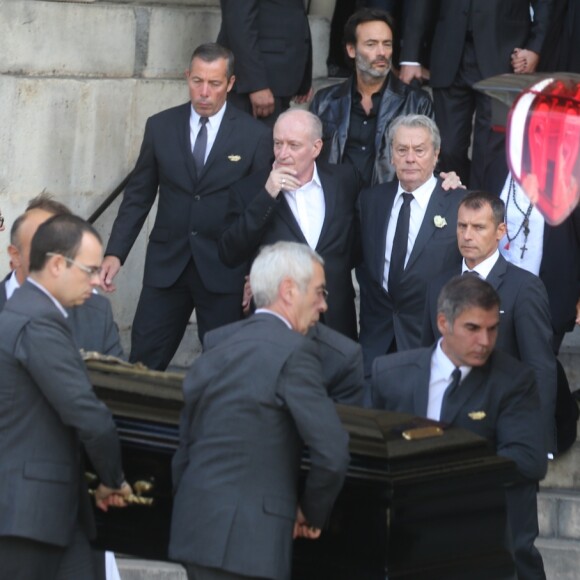 Pascal Desprez, Alain Delon, Anthony Delon, le fils de Pascal Desprez et sa femme - Sorties des obsèques de Mireille Darc en l'église Saint-Sulpice à Paris. Le 1er septembre 2017