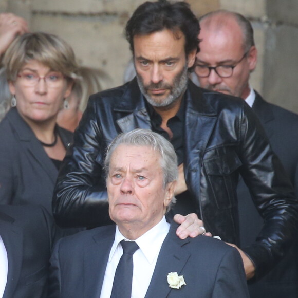 Alain Delon, Anthony Delon - Sorties des obsèques de Mireille Darc en l'église Saint-Sulpice à Paris. Le 1er septembre 2017