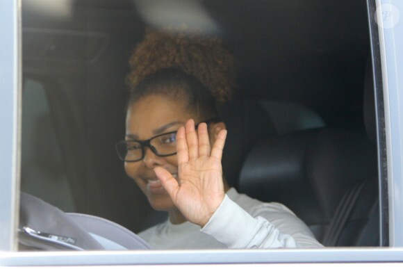 Exclusif - Janet Jackson salue les photographes de la main et avec un grand sourire de l'intérieur de sa SUV à Malibu, le 16 juillet 2017