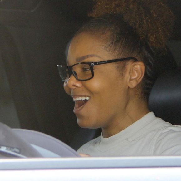 Exclusif - Janet Jackson salue les photographes de la main et avec un grand sourire de l'intérieur de sa SUV à Malibu, le 16 juillet 2017