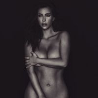 Kim Kardashian : Entièrement nue pour grimper à un arbre...