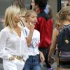 Exclusif - Natty Belmondo et sa fille Stella se promènent dans les rues de New York. Elles sont allées faire du shopping chez Abercrombie, Valentino et Zara sur la 5ème Avenue. Le 25 août 2017