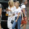Exclusif - Natty Belmondo et sa fille Stella se promènent dans les rues de New York. Elles sont allées faire du shopping chez Abercrombie, Valentino et Zara sur la 5ème Avenue. Le 25 août 2017