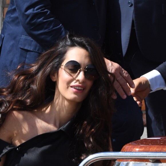 George Clooney et sa femme Amal Clooney (Alamuddin) quittent leur hôtel à Venise avec leurs enfants le 3 septembre 2017