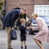 Le prince George de Cambridge, ici accueilli par la directrice Helen Haslem, a fait sa première rentrée des classes à l'école Thomas's Battersea le 7 septembre 2017 à Londres, escorté par son père le prince William. Sa mère Kate Middleton n'était pas en état de l'accompagner, souffrant des symptômes du début de sa troisième grossesse révélée quelques jours plus tôt.