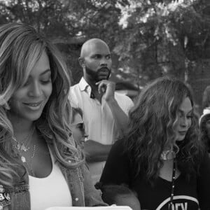 Beyoncé vient en aide aux victimes de l'ouragan Harvey à Houston. La chanteuse a fait le déplacement avec sa fille aînée Blue Ivy, sa maman Tina Knowles, et son amie Michelle Williams. Le 8 septembre 2017.