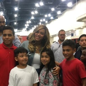 Beyoncé vient en aide aux victimes de l'ouragan Harvey à Houston. La chanteuse a fait le déplacement avec sa fille aînée Blue Ivy, sa maman Tina Knowles, et son amie Michelle Williams. Le 8 septembre 2017.