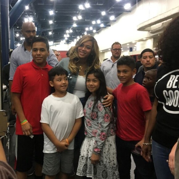 Beyoncé vient en aide aux victimes de l'ouragan Harvey à Houston. La chanteuse a fait le déplacement avec sa fille aînée Blue Ivy, sa maman Tina Knowles, et son amie Michelle Williams. Le 8 septembre 2017.