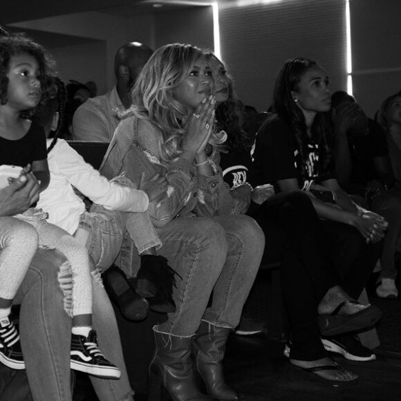 Beyoncé vient en aide aux victimes de l'ouragan Harvey à Houston. La chanteuse a fait le déplacement avec sa fille aînée Blue Ivy, sa maman Tina Knowles, et son amie Michelle Williams. Le 8 septembre 2017.