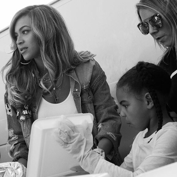 Beyoncé vient en aide aux victimes de l'ouragan Harvey à Houston. La chanteuse a fait le déplacement avec sa fille aînée Blue Ivy, sa maman Tina Knowles, et son amie Michelle Williams. Le 8 septembre 2017.