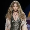 Gigi Hadid défilant pour Anna Sui lors de la Fashion Week à New York, le 11 septembre 2017. Lors de son entrée sur le catwalk, le mannequin de 22 ans a soudainement perdu sa chaussure droite mais a poursuivi le show comme si de rien n'était sur la pointe du pied.