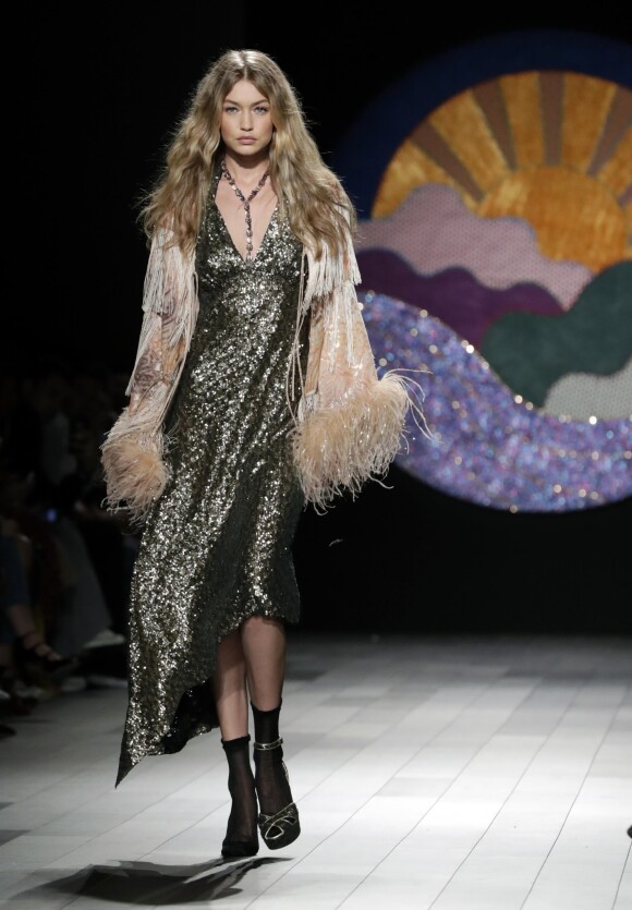 Gigi Hadid défilant pour Anna Sui lors de la Fashion Week à New York, le 11 septembre 2017. Lors de son entrée sur le catwalk, le mannequin de 22 ans a soudainement perdu sa chaussure droite mais a poursuivi le show comme si de rien n'était sur la pointe du pied.