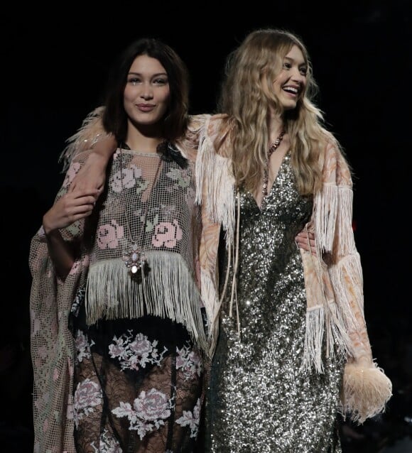 Gigi Hadid avec sa soeur Bella au défilé Anna Sui lors de la Fashion Week à New York, le 11 septembre 2017. Lors de son entrée sur le catwalk, le mannequin de 22 ans a soudainement perdu sa chaussure droite mais a poursuivi le show comme si de rien n'était sur la pointe du pied.