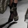 Gigi Hadid avec sa soeur Bella au défilé Anna Sui lors de la Fashion Week à New York, le 11 septembre 2017. Lors de son entrée sur le catwalk, le mannequin de 22 ans a soudainement perdu sa chaussure droite mais a poursuivi le show comme si de rien n'était sur la pointe du pied.