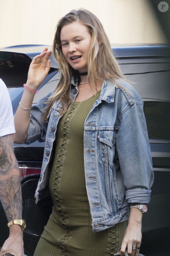 Exclusif - Adam Levine, chanteur de Maroon 5, et sa femme Behati Prinsloo, enceinte de 5 mois, vont dîner au restaurant Craig à West Hollywood le 3 mai 2016.