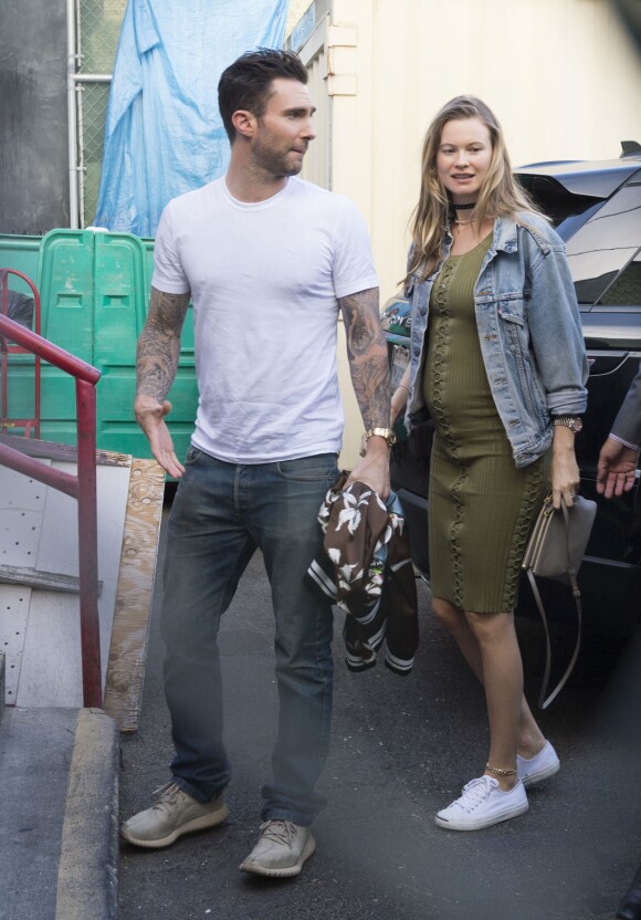 Exclusif  - Adam Levine, chanteur de Maroon 5, et sa femme Behati Prinsloo, enceinte de 5 mois, vont dîner au restaurant Craig à West Hollywood le 3 mai 2016.