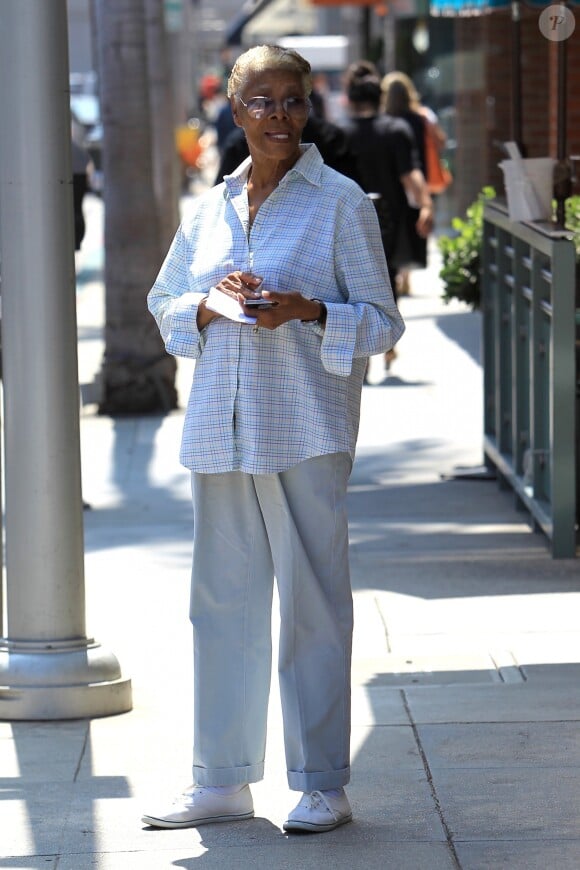 La chanteuse Dionne Warwick dans les rues de Beverly Hills, le 23 août 2017
