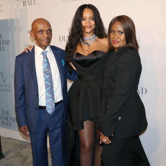 Rihanna entre son grand-père Lionel Brathwaite et sa mère Monica Fenty - Soirée de la 3ème édition du "Diamond Ball " en faveur de l'association de Rihanna "Clara Lionel Foundation" au Cipriani Wall Street à New York, le 14 septembre 2017.