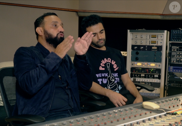 "Si tu fais ce que je te dis..." Nazim en studio avec Cyril Hanouna pour l'enregistrement de son single Pourquoi veux-tu que je danse ?, des coulisses déjantées... © Universal / Polydor