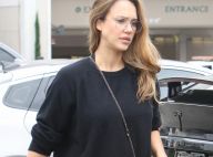 Jessica Alba enceinte : Style décontracté et rétro pour une journée en famille