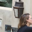 Jessica Alba, enceinte, se promène avec ses filles Honor et Haven à Hollywood le 17 septembre 2017.