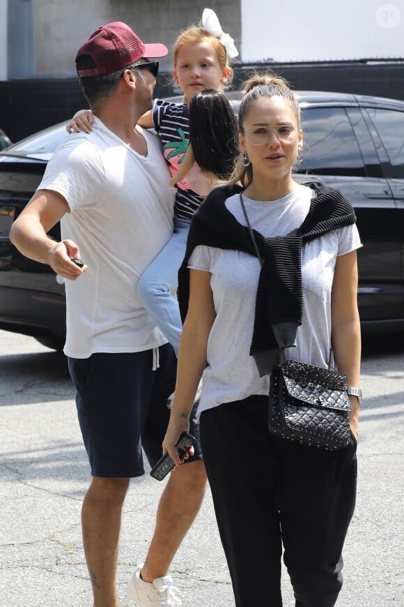Jessica Alba enceinte fait du shopping avec son mari Cash Warren et ses filles Honor et Haven chez Boffi à West Hollywood, le 16 septembre 2017
