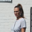 Jessica Alba enceinte fait du shopping en famille chez In-Ex à Beverly Hills, le 16 septembre 2017