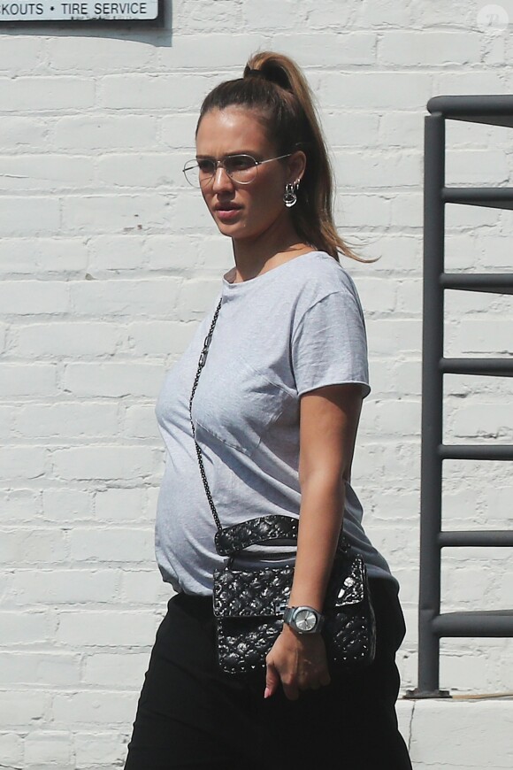 Jessica Alba enceinte fait du shopping en famille chez In-Ex à Beverly Hills, le 16 septembre 2017