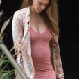 Exclusif - Jessica Alba, enceinte, arrive à son cours de gym et repart vêtue d'une robe à Los Angeles le 14 septembre 2017