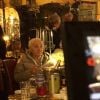 Charles Aznavour lors du tournage du documentaire "Vif the movie", retraçant le parcours de Christian Audigier et son combat contre le cancer.
