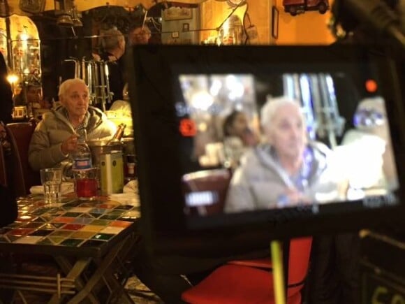 Charles Aznavour lors du tournage du documentaire "Vif the movie", retraçant le parcours de Christian Audigier et son combat contre le cancer.