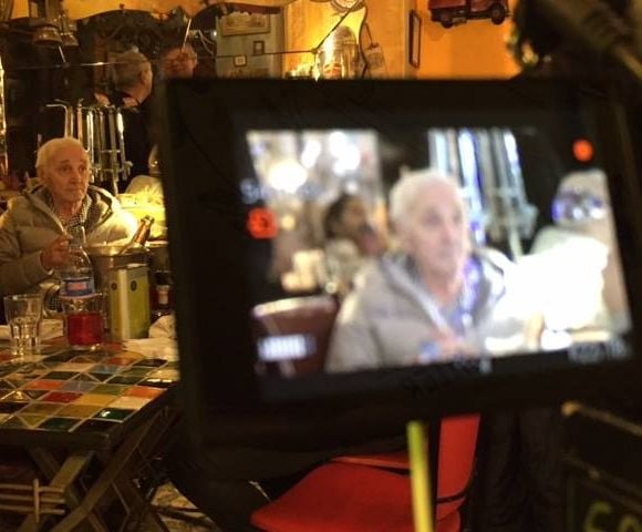 Charles Aznavour lors du tournage du documentaire "Vif the movie", retraçant le parcours de Christian Audigier et son combat contre le cancer.