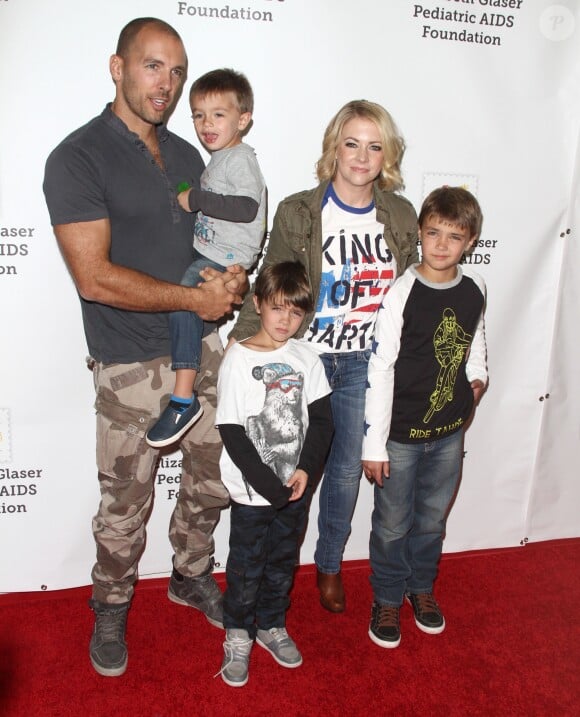 Melissa Joan Hart avec son mari Mark Wilkerson et leurs trois fils, Mason, Braydon et Tucker McFadden à la 26ème soirée caritative "The Elizabeth Glaser Pediatric AIDS" à Los Angeles. Le 25 octobre 2015