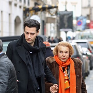 Liliane Bettencourt et son petit fils Jean-Victor Meyers quittent le restaurant du Bristol à Paris le 21 fevrier 2013.