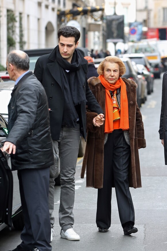 Liliane Bettencourt et son petit fils Jean-Victor Meyers quittent le restaurant du Bristol à Paris le 21 fevrier 2013.