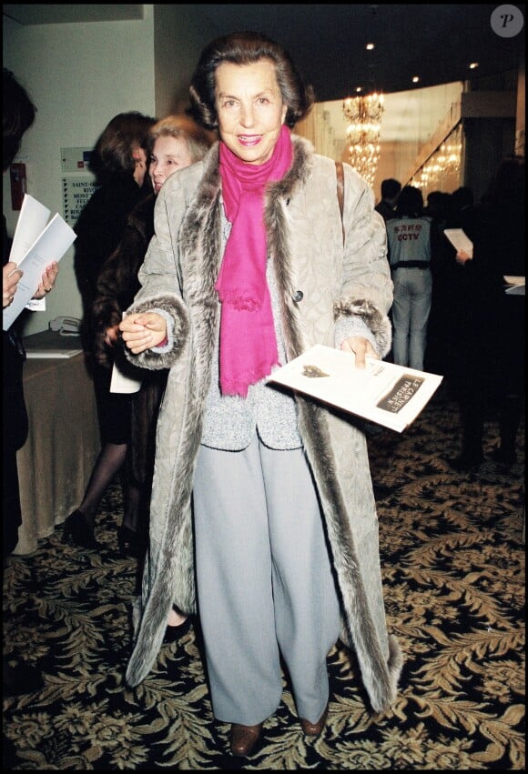 Liliane Bettencourt au défilé Yves Saint Laurent collection haute-couture, printemps-été 2001, à Paris, le 24 janvier 2001. LILIANE BETTENCOURT, PEOPLE AU DEFILE YVES SAINT-LAURENT COLLECTION HAUTE COUT