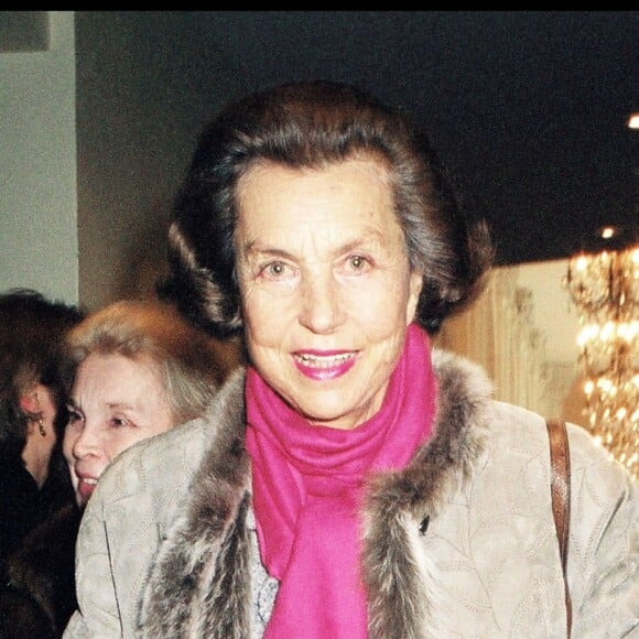 Liliane Bettencourt au défilé Yves Saint Laurent collection haute-couture, printemps-été 2001, à Paris, le 24 janvier 2001. LILIANE BETTENCOURT, PEOPLE AU DEFILE YVES SAINT-LAURENT COLLECTION HAUTE COUT