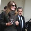 L'ancien président Nicolas Sarkozy et sa femme Carla Bruni-Sarkozy votent pour le second tour des élections présidentielles au lycée La Fontaine à Paris le 7 mai 2017.