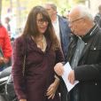 André Bercoff et une proche du défunt lors de la cérémonie en hommage à Paul Wermus au Cinéma Mac Mahon à Paris le 22 septembre 2017.