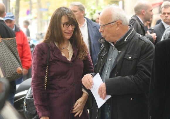 André Bercoff et une proche du défunt lors de la cérémonie en hommage à Paul Wermus au Cinéma Mac Mahon à Paris le 22 septembre 2017.
