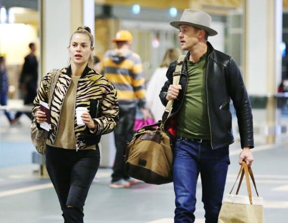 Exclusif - Boyd Holbrook et sa petite amie Tatiana Pajkovic à l'aéroport de Vancouver pour prendre l'avion à destination de Los Angeles, le 14 avril 2017