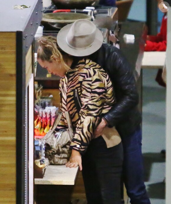 Exclusif - Boyd Holbrook et sa petite amie Tatiana Pajkovic à l'aéroport de Vancouver pour prendre l'avion à destination de Los Angeles, le 14 avril 2017