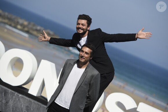Kev Adams et Vincent Elbaz au photocall du film "Tout là-haut" lors du 65ème festival du film de San Sebastian, Espagne, le 24 septembre 2017.