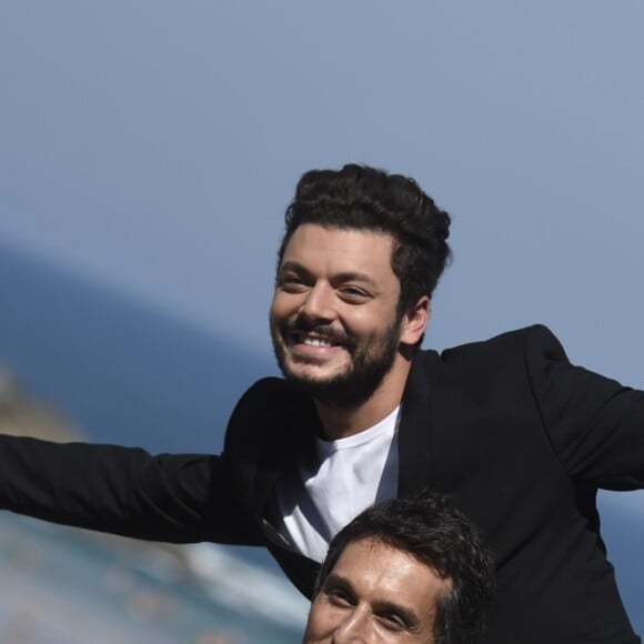 Kev Adams et Vincent Elbaz au photocall du film "Tout là-haut" lors du 65ème festival du film de San Sebastian, Espagne, le 24 septembre 2017.