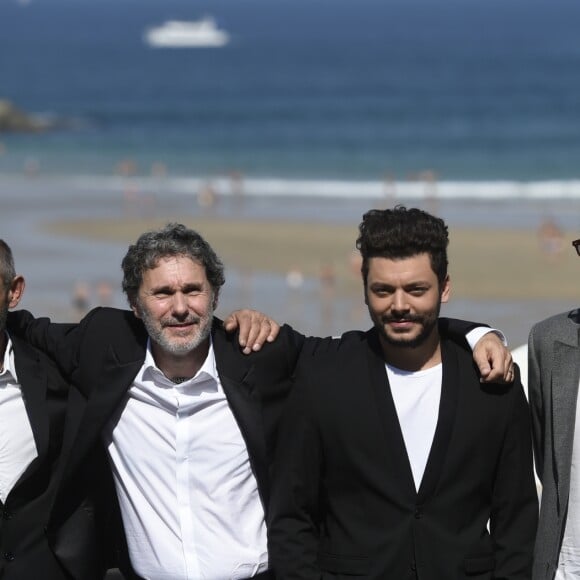 Stéphane Dan, Serge Hazanavicius, Kev Adams et Vincent Elbaz au photocall du film "Tout là-haut" lors du 65ème festival du film de San Sebastian, Espagne, le 24 septembre 2017.