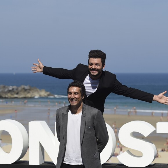 Kev Adams et Vincent Elbaz au photocall du film "Tout là-haut" lors du 65ème festival du film de San Sebastian, Espagne, le 24 septembre 2017.