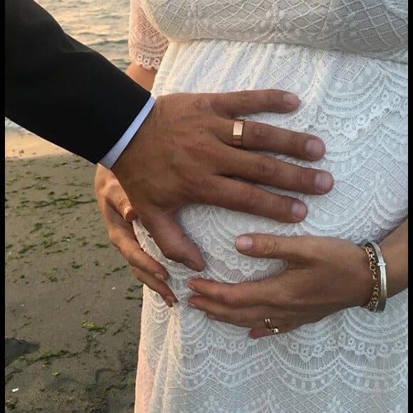 Julia Stiles annonce son mariage avec Preston J.Cook sur Instagram le 26 septembre 2017.