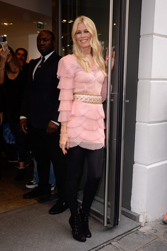 Claudia Schiffer porte une robe Balmain (collection croisière 2018) et des chaussures Aquazzura (collection Claudia Schiffer for Aquazurra, modèle "Vendome Bootie 105") au magasin colette à Paris, le 28 septembre 2017.